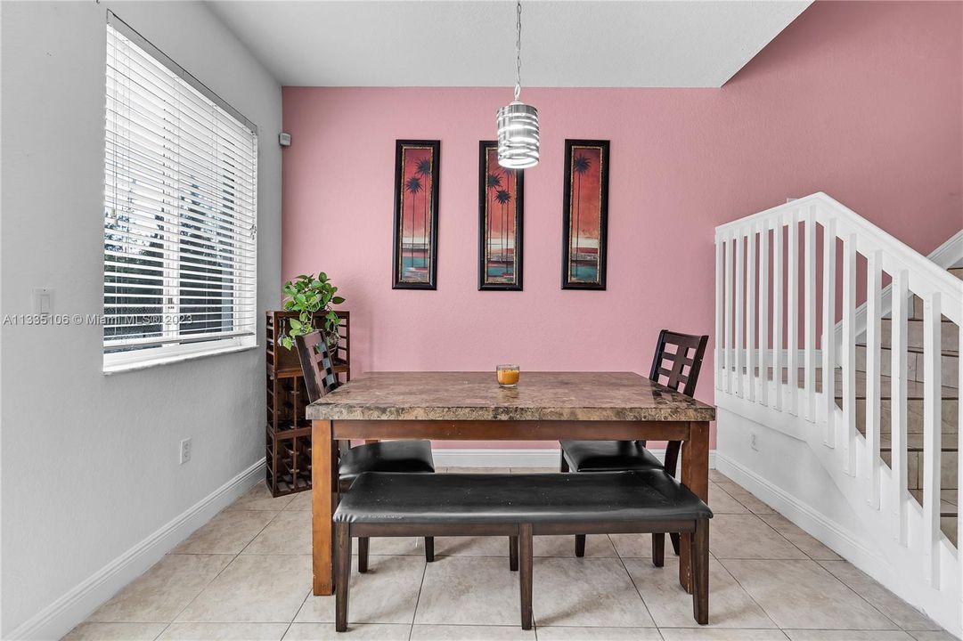 Vendido Recientemente: $420,000 (4 camas, 3 baños, 1689 Pies cuadrados)