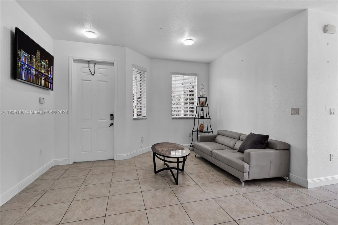 Vendido Recientemente: $420,000 (4 camas, 3 baños, 1689 Pies cuadrados)