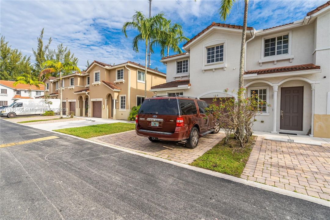 Vendido Recientemente: $420,000 (4 camas, 3 baños, 1689 Pies cuadrados)