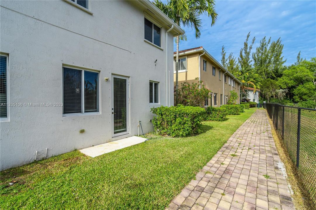 Vendido Recientemente: $420,000 (4 camas, 3 baños, 1689 Pies cuadrados)