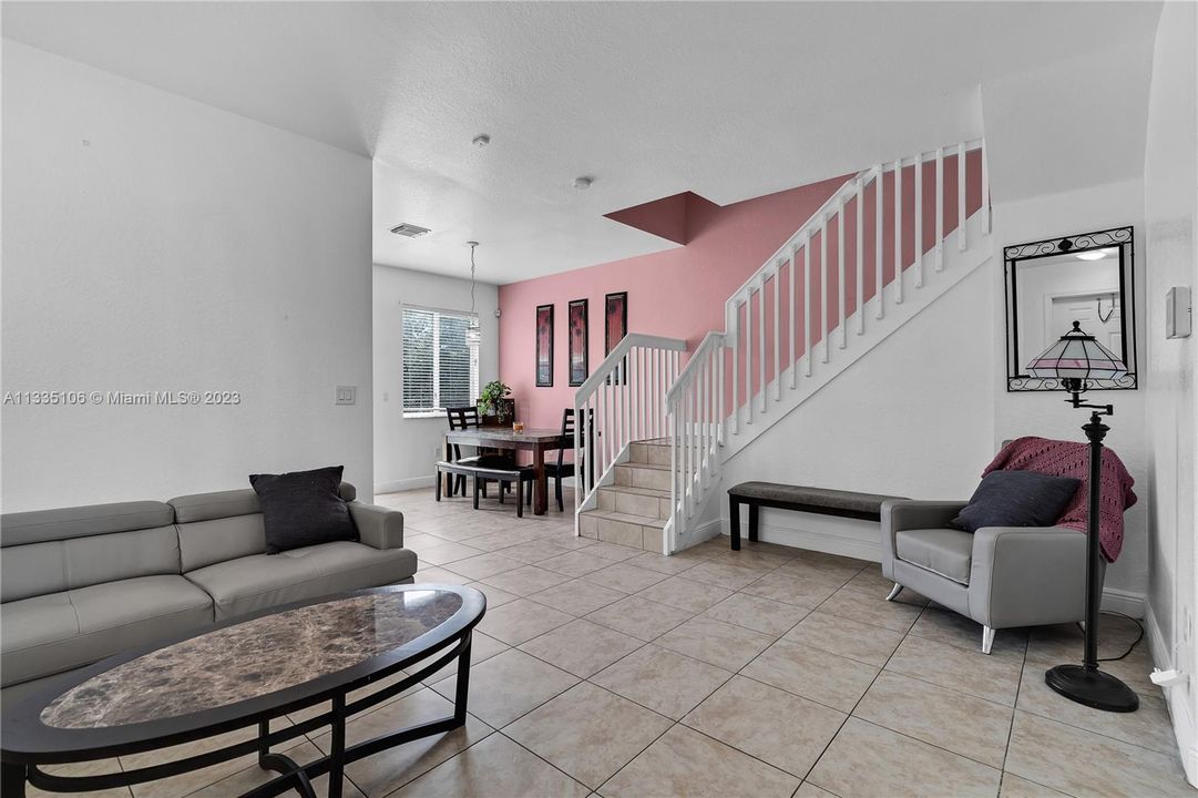 Vendido Recientemente: $420,000 (4 camas, 3 baños, 1689 Pies cuadrados)