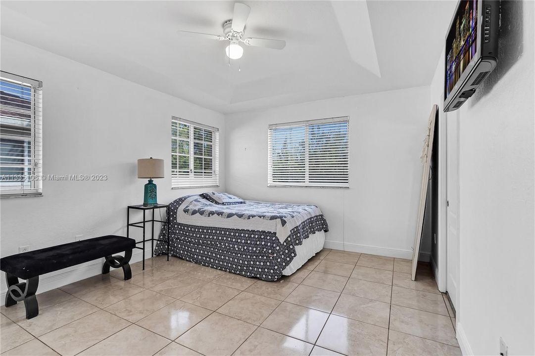 Vendido Recientemente: $420,000 (4 camas, 3 baños, 1689 Pies cuadrados)