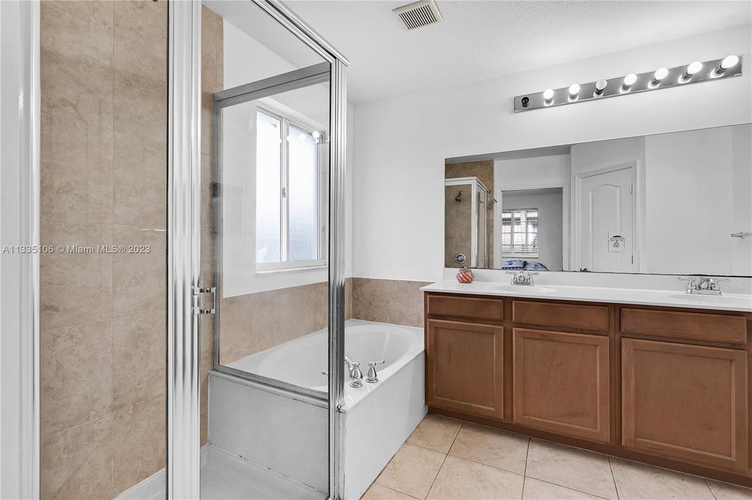 Vendido Recientemente: $420,000 (4 camas, 3 baños, 1689 Pies cuadrados)