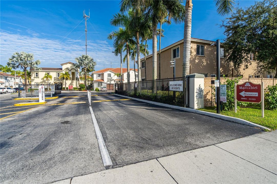 Vendido Recientemente: $420,000 (4 camas, 3 baños, 1689 Pies cuadrados)