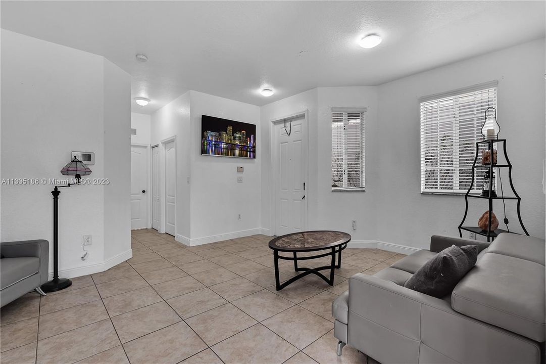 Vendido Recientemente: $420,000 (4 camas, 3 baños, 1689 Pies cuadrados)