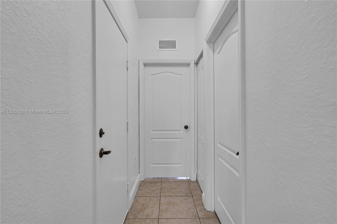 Vendido Recientemente: $420,000 (4 camas, 3 baños, 1689 Pies cuadrados)