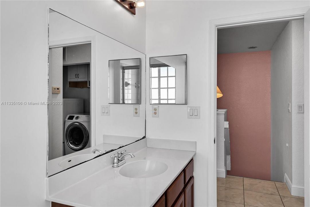 Vendido Recientemente: $420,000 (4 camas, 3 baños, 1689 Pies cuadrados)