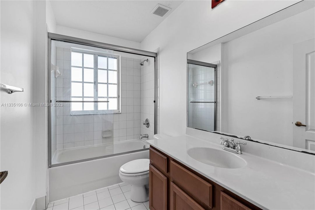 Vendido Recientemente: $420,000 (4 camas, 3 baños, 1689 Pies cuadrados)