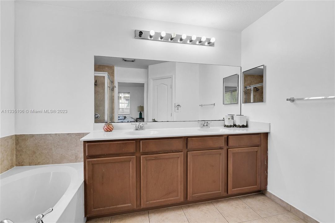 Vendido Recientemente: $420,000 (4 camas, 3 baños, 1689 Pies cuadrados)