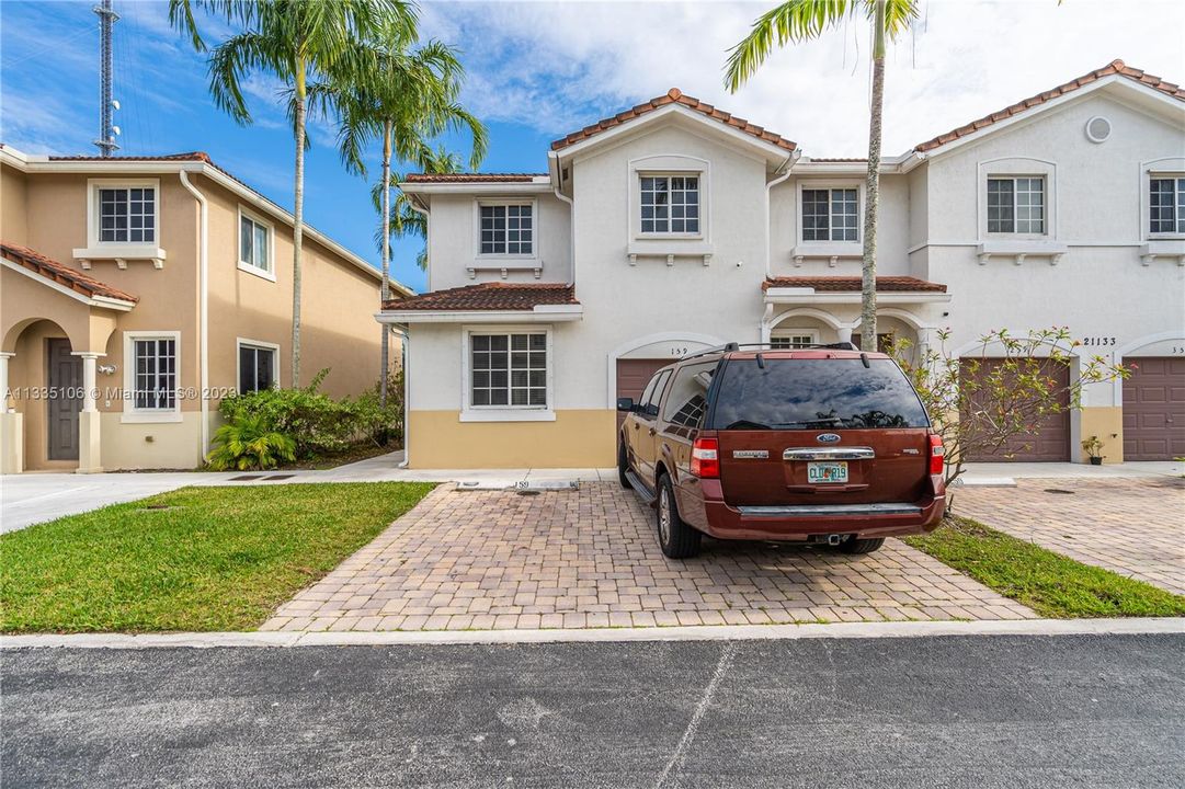 Vendido Recientemente: $420,000 (4 camas, 3 baños, 1689 Pies cuadrados)