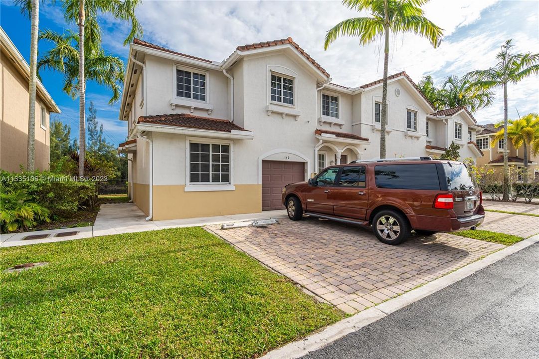 Vendido Recientemente: $420,000 (4 camas, 3 baños, 1689 Pies cuadrados)