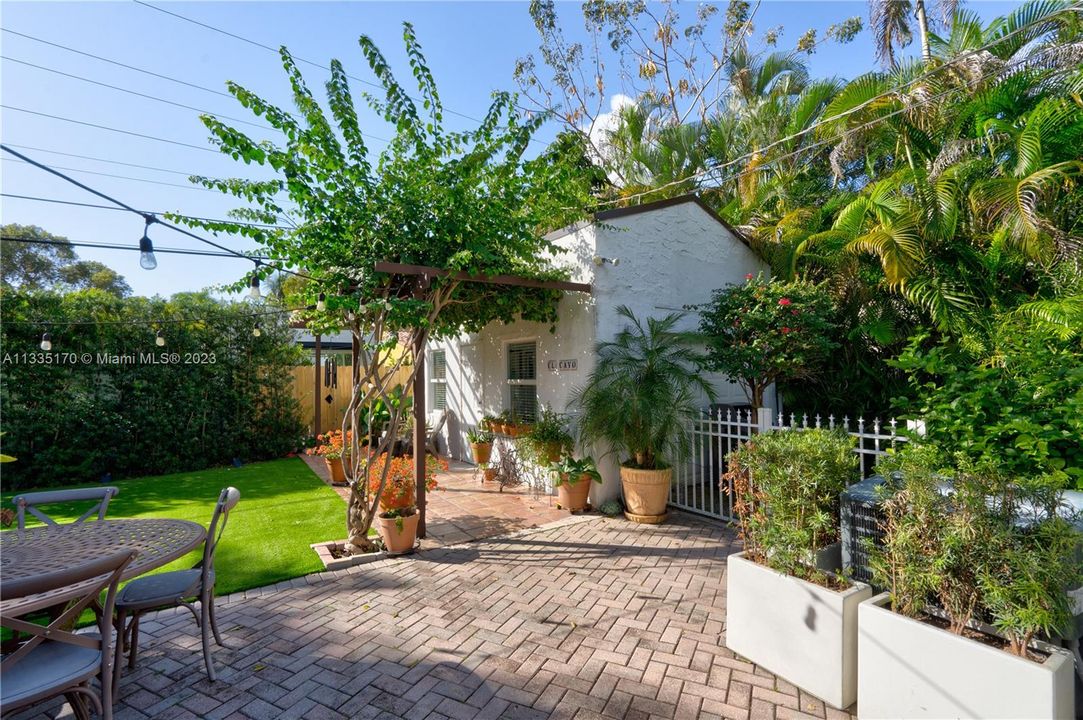 Recently Sold: $1,195,000 (2 beds, 2 baths, 1132 Square Feet)