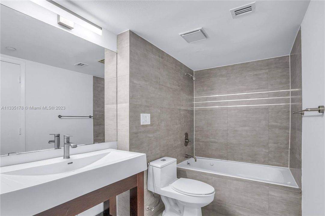 Recently Sold: $1,225,000 (2 beds, 2 baths, 1042 Square Feet)