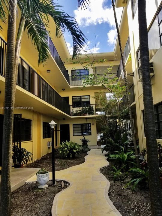 Recently Rented: $2,800 (2 beds, 2 baths, 941 Square Feet)