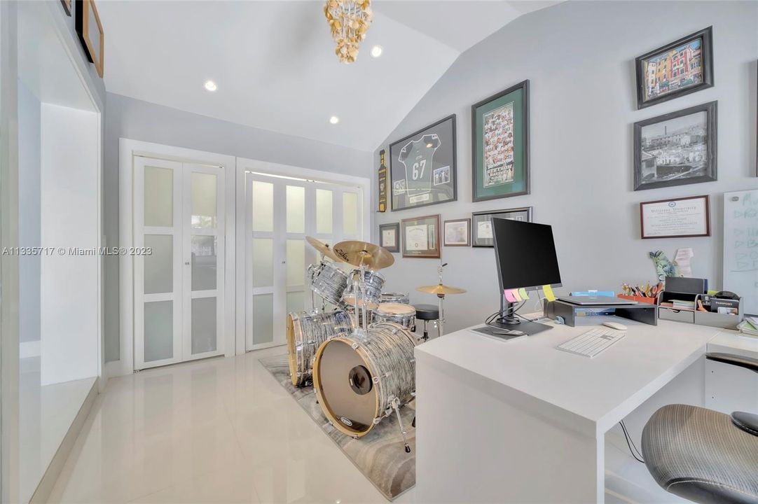 Recently Sold: $900,000 (5 beds, 4 baths, 2880 Square Feet)