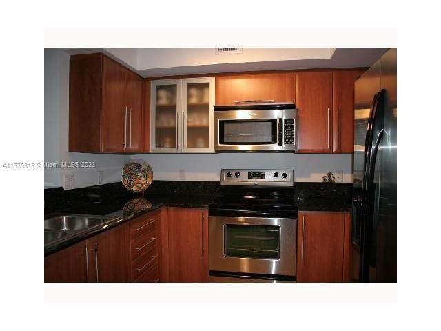 Recently Rented: $3,200 (2 beds, 2 baths, 1180 Square Feet)