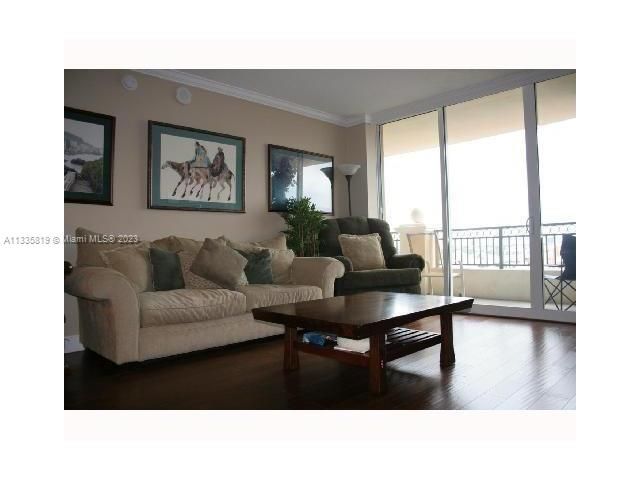 Recently Rented: $3,200 (2 beds, 2 baths, 1180 Square Feet)