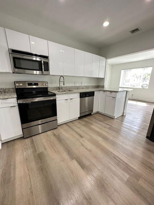 最近租的: $2,499 (3 贝兹, 1 浴室, 1119 平方英尺)