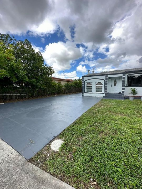 最近租的: $2,499 (3 贝兹, 1 浴室, 1119 平方英尺)