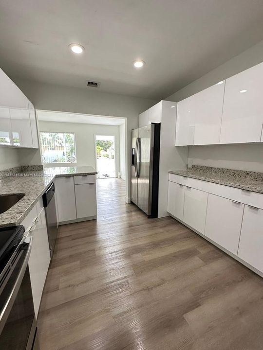 最近租的: $2,499 (3 贝兹, 1 浴室, 1119 平方英尺)