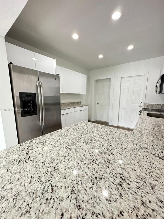 最近租的: $2,499 (3 贝兹, 1 浴室, 1119 平方英尺)