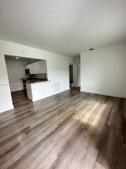 最近租的: $2,499 (3 贝兹, 1 浴室, 1119 平方英尺)