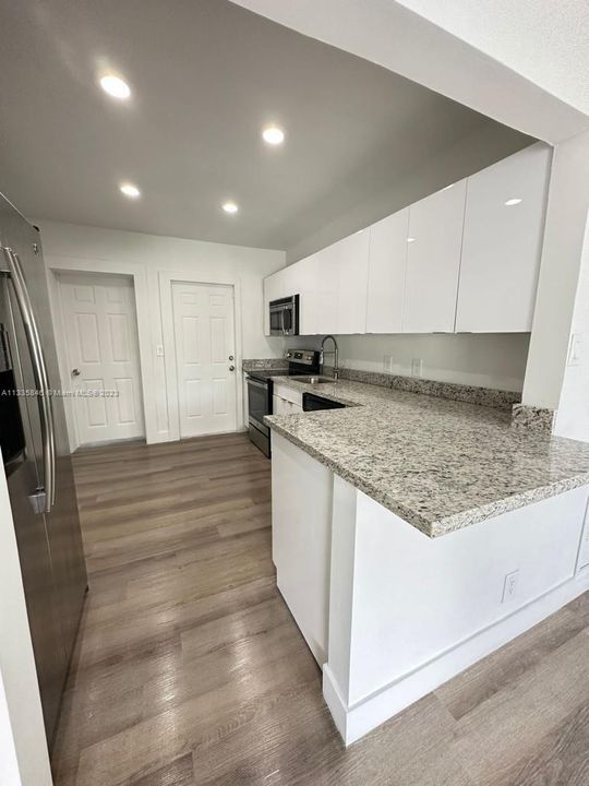 最近租的: $2,499 (3 贝兹, 1 浴室, 1119 平方英尺)