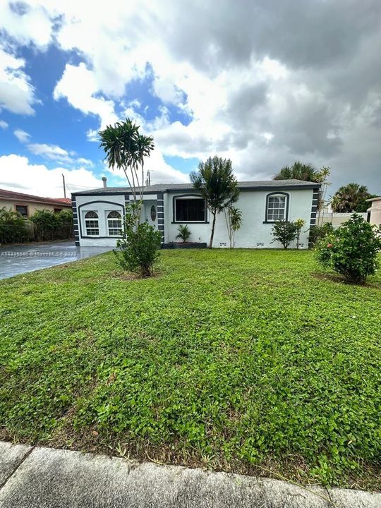 最近租的: $2,499 (3 贝兹, 1 浴室, 1119 平方英尺)