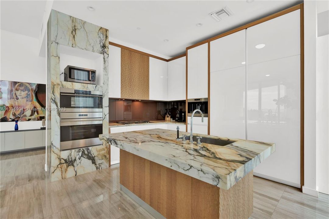 Recently Sold: $4,295,000 (3 beds, 3 baths, 2558 Square Feet)