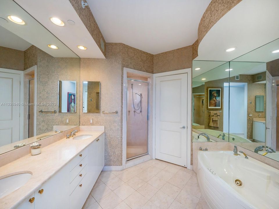 最近售出: $3,500,000 (3 贝兹, 3 浴室, 2500 平方英尺)