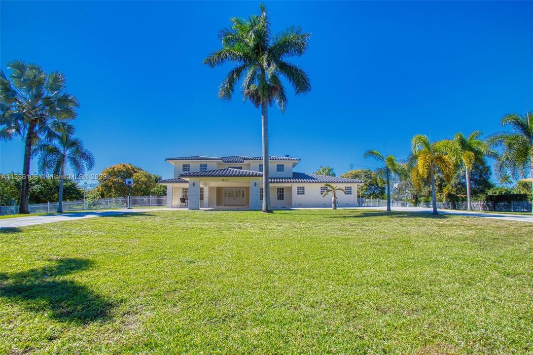 Recently Sold: $1,950,000 (5 beds, 5 baths, 4227 Square Feet)