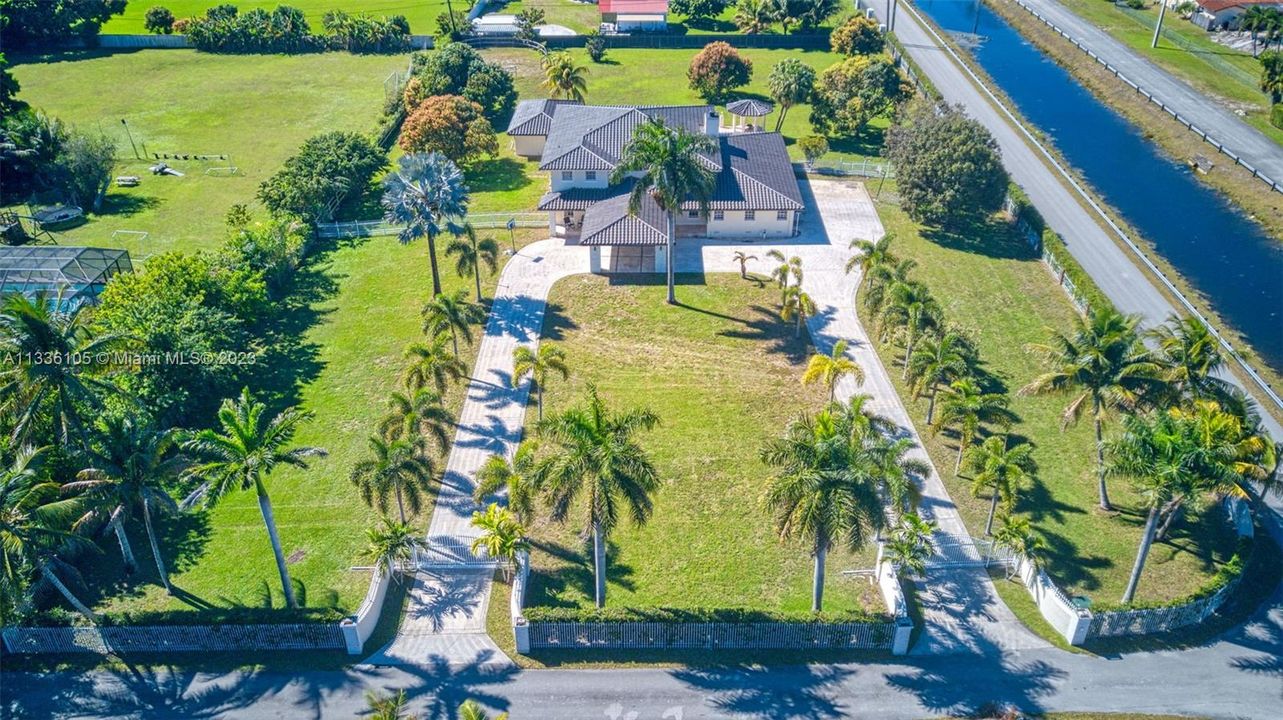 Recently Sold: $1,950,000 (5 beds, 5 baths, 4227 Square Feet)