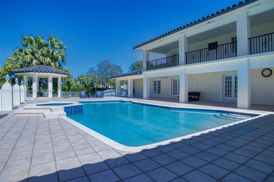 Recently Sold: $1,950,000 (5 beds, 5 baths, 4227 Square Feet)