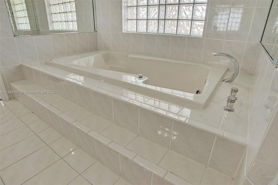 Недавно продано: $1,950,000 (5 спален, 5 ванн, 4227 Квадратных фут)