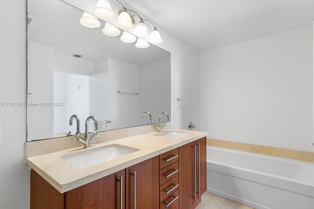 Recently Sold: $575,000 (2 beds, 2 baths, 1108 Square Feet)