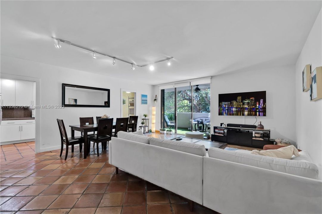 Recently Sold: $970,000 (2 beds, 2 baths, 1600 Square Feet)