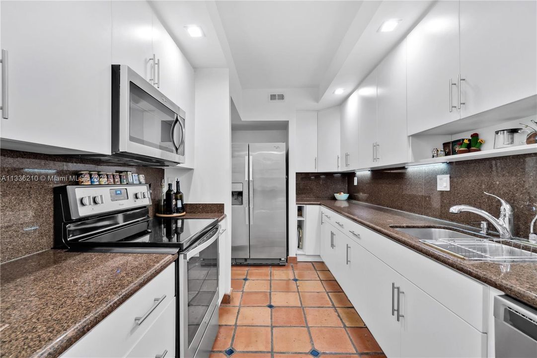 Recently Sold: $970,000 (2 beds, 2 baths, 1600 Square Feet)