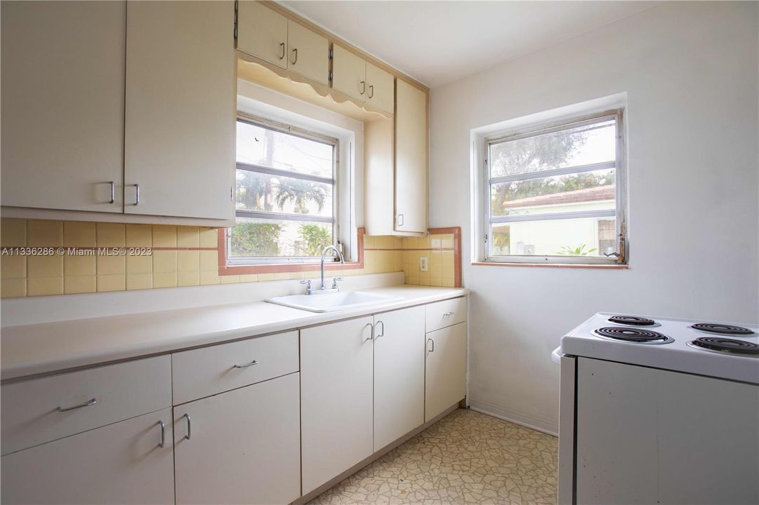 Recently Sold: $649,000 (2 beds, 1 baths, 1175 Square Feet)