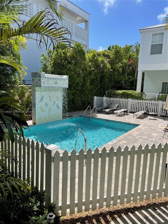Recently Sold: $1,399,000 (2 beds, 3 baths, 1140 Square Feet)