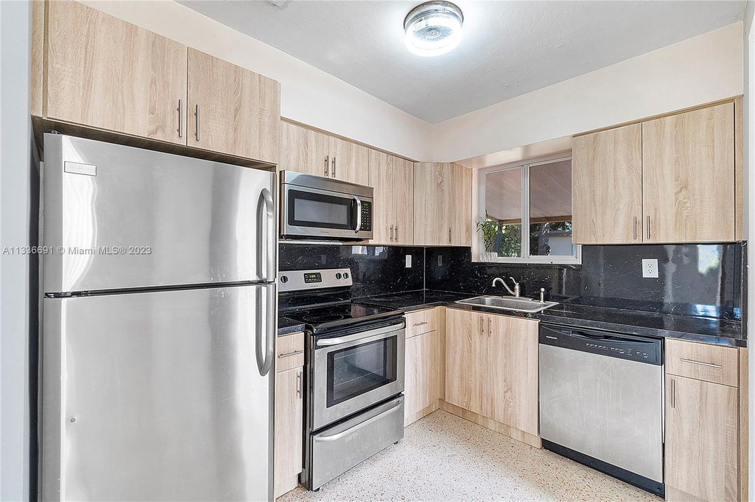Recently Sold: $459,000 (2 beds, 1 baths, 900 Square Feet)