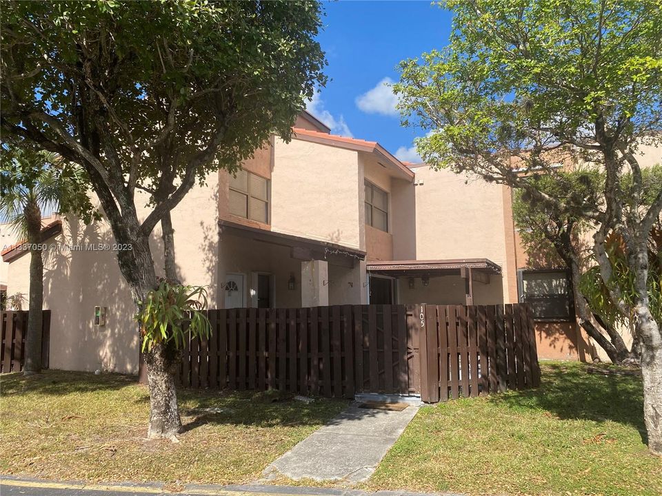 Vendido Recientemente: $279,900 (2 camas, 2 baños, 915 Pies cuadrados)