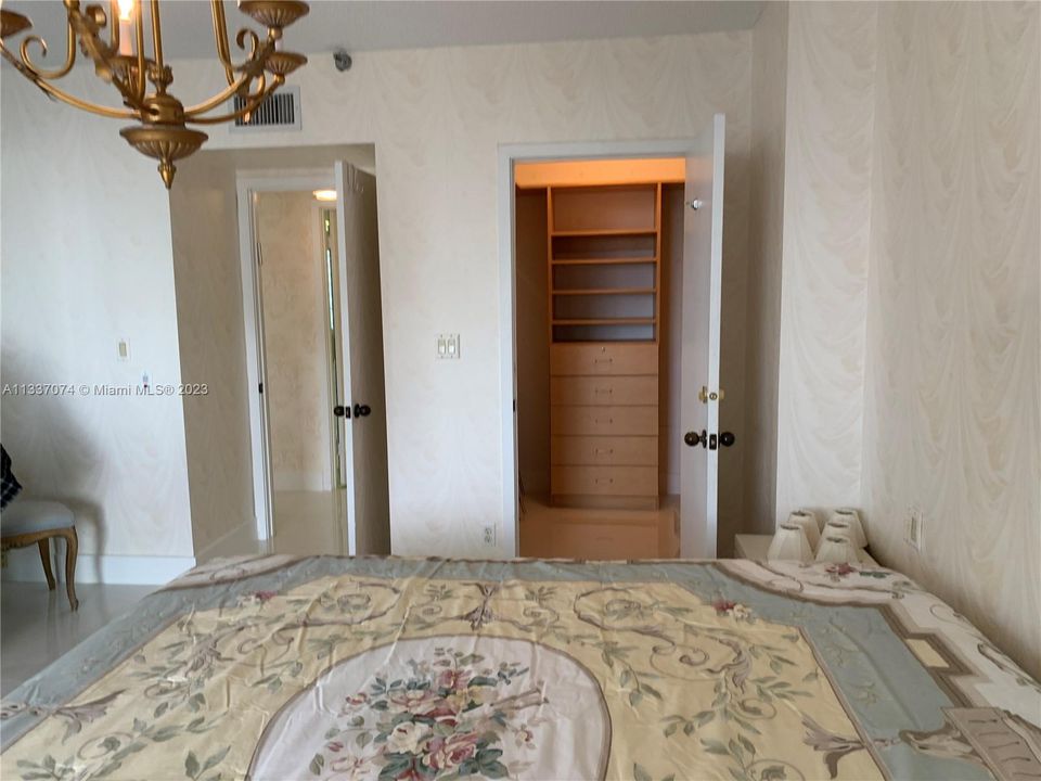 For Rent: $3,500 (1 beds, 1 baths, 1077 Square Feet)