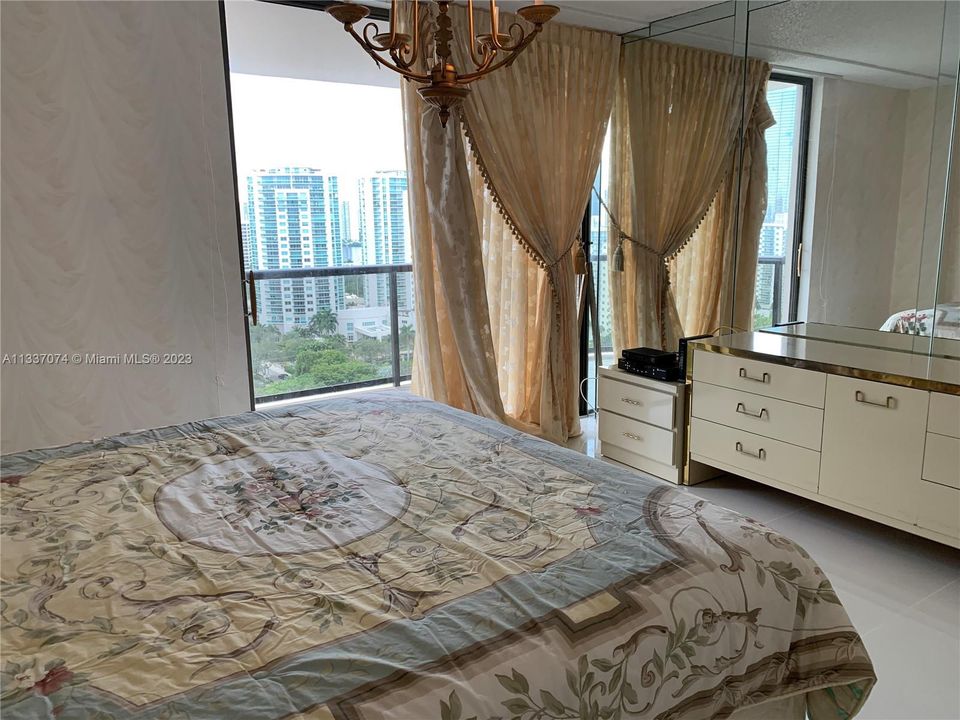 For Rent: $3,500 (1 beds, 1 baths, 1077 Square Feet)