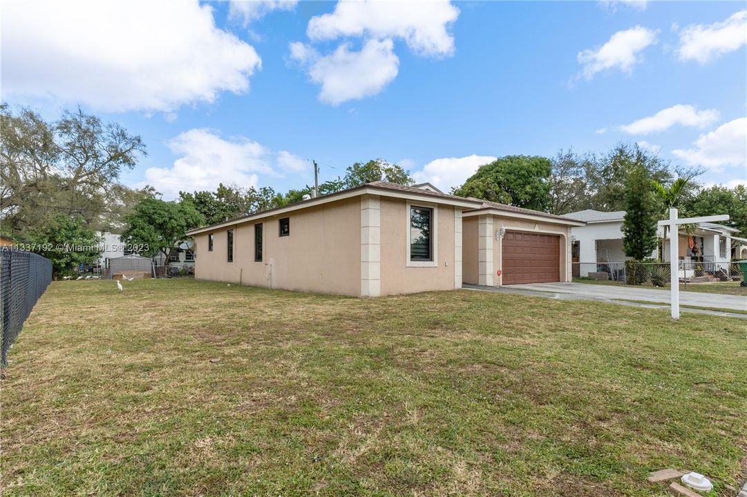 Active With Contract: $3,500 (3 beds, 2 baths, 1520 Square Feet)