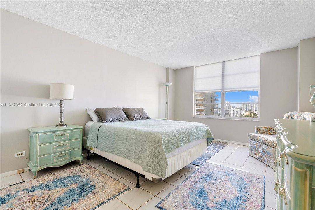 Recently Sold: $359,000 (1 beds, 1 baths, 938 Square Feet)