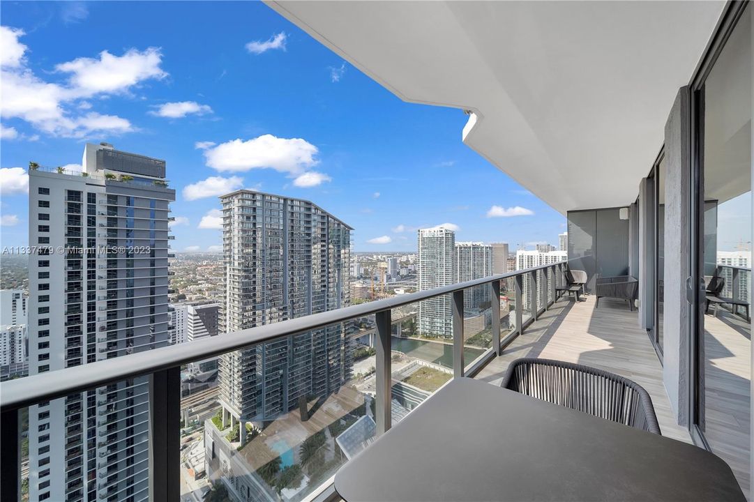 Recently Sold: $1,350,000 (2 beds, 2 baths, 1253 Square Feet)