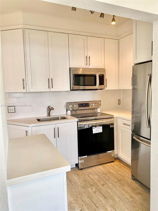 Recently Rented: $2,400 (1 beds, 1 baths, 779 Square Feet)