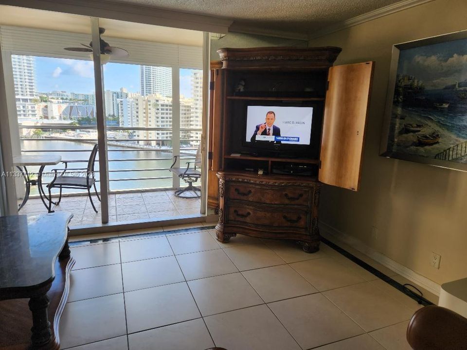 Recently Sold: $260,000 (1 beds, 1 baths, 968 Square Feet)