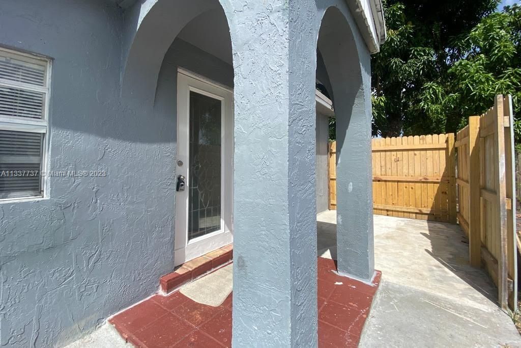 Recently Rented: $2,800 (3 beds, 2 baths, 1500 Square Feet)