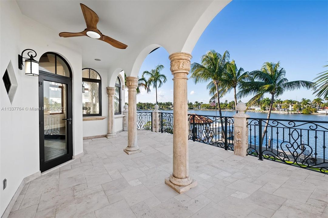 Recently Sold: $5,500,000 (5 beds, 6 baths, 5768 Square Feet)